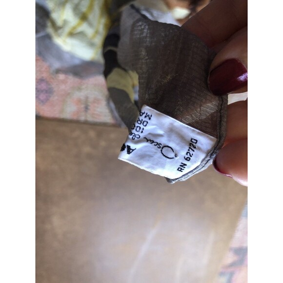 VTG Oscar de la Renta I’ve hundred percent silk scarf, 30 inches floral￼ - Picture 5 of 5